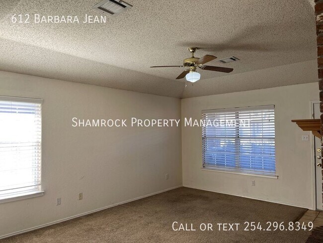 Foto del edificio - Duplex in Midway ISD