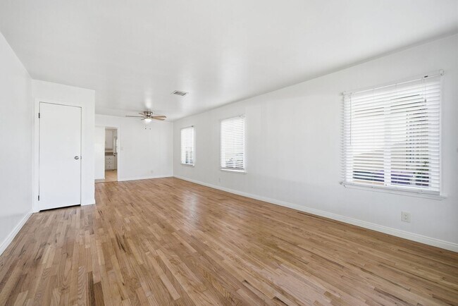 Building Photo - Refreshed Single Family Home with Lots of ...