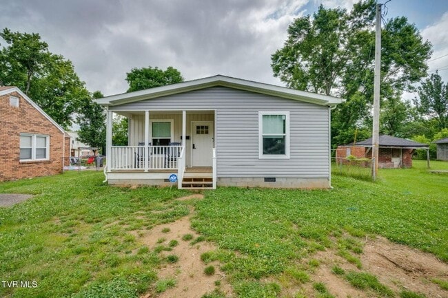 Building Photo - Very nice home located less than 5 minutes...
