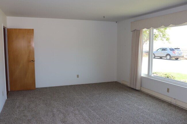 Building Photo - Owner pays all utilities including yard ca...