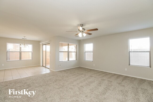 Foto del edificio - 2278 E Spruce Dr
