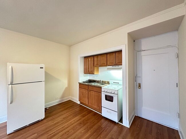 Building Photo - 3335 W Diversey Ave