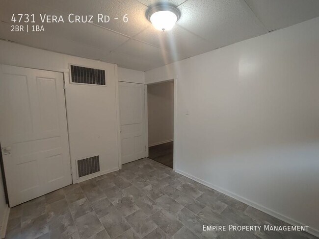 Building Photo - 1st Floor: 2 Bedroom/1 Bathroom Apartment ...