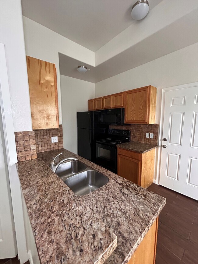 Foto del edificio - 6837 Larkstone St