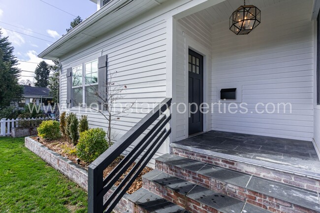 Building Photo - Remodeled Sellwood Bungalow