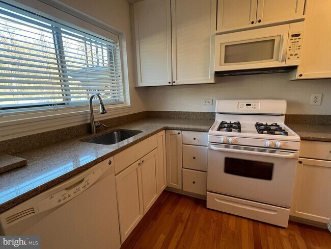Building Photo - 10661 Weymouth St #104, Bethesda, MD 20814