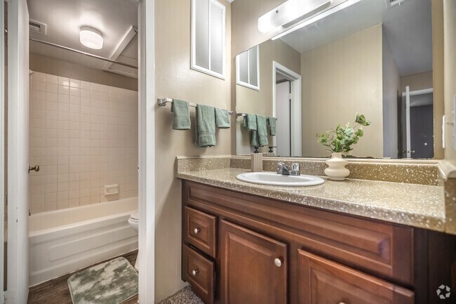 1 habitación, 1 baño - 476 pies cuadrados - Baño - The Trails Apartments