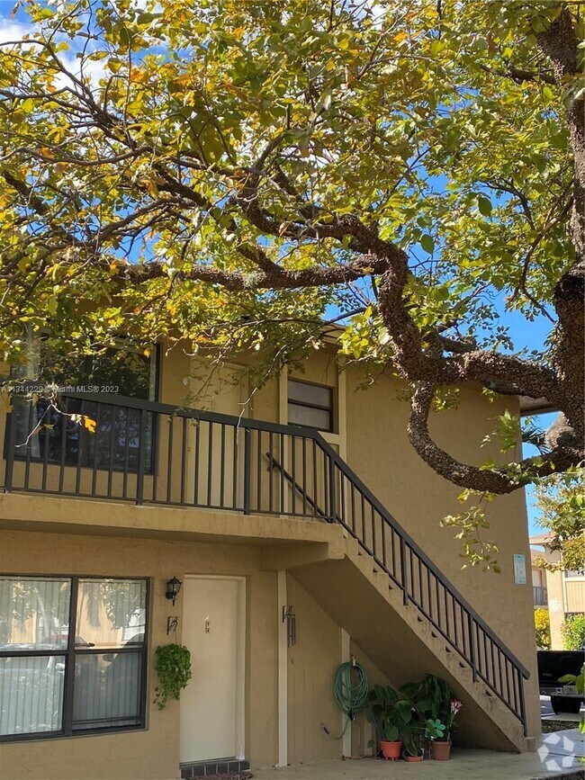 West Palm Gardens Apartments under 2,949 Hialeah, FL 2 Rentals