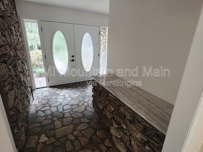 Building Photo - 53 Jump Cove Rd
