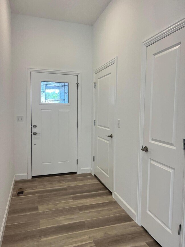 Building Photo - 3704 Swan Ct