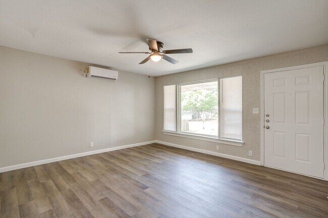 Foto del edificio - Remodeled 2 Bed 1 Bath Home Ready for New ...
