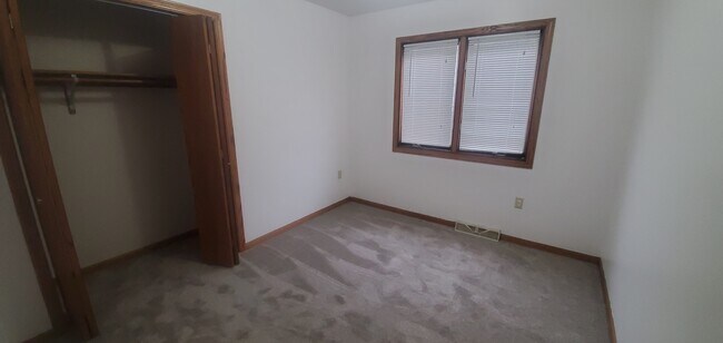 Foto del edificio - 2425 S 75th St