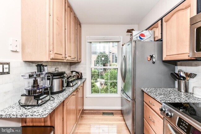 Building Photo - 2534 S Walter Reed Dr