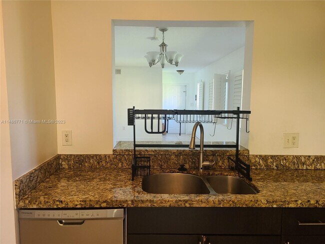 Building Photo - 6235 SW 47th Mnr
