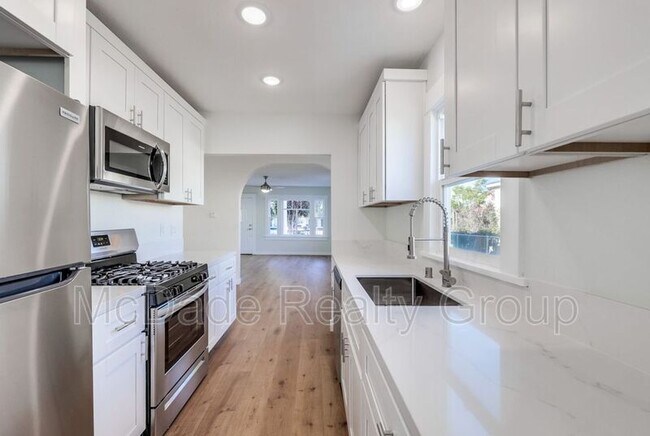 Building Photo - 122-124 E 3rd St