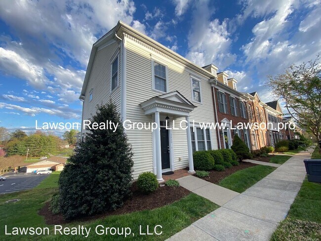 Building Photo - 2 br, 2.5 bath House - 3800 Greenway Drive