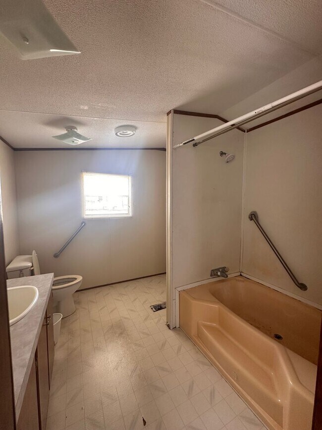 Foto del edificio - 3 Bed 2 Bath MH - Under Renovations