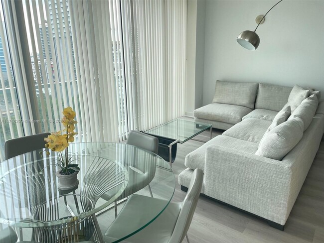 Foto del edificio - 79 SW 12th St