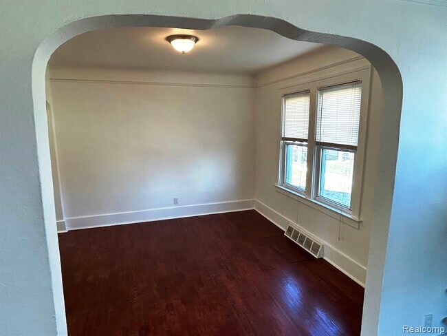 Building Photo - 6433 Yinger Ave