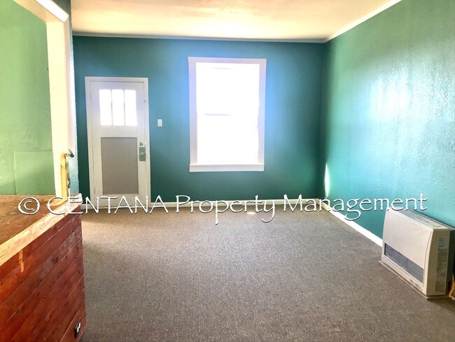 Building Photo - 2 Bedroom Home in Walkerville with a bonus room!