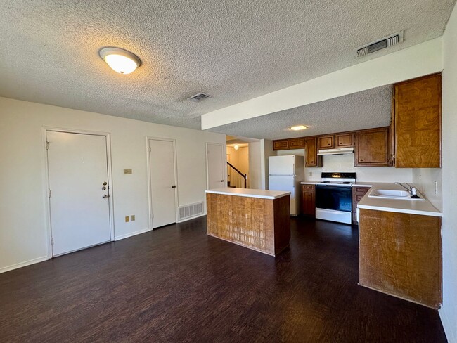 Building Photo - Townhome