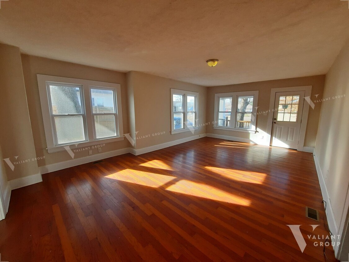 Foto principal - Charming 2 Bed, 1 Bath, Hardwood Floors, L...