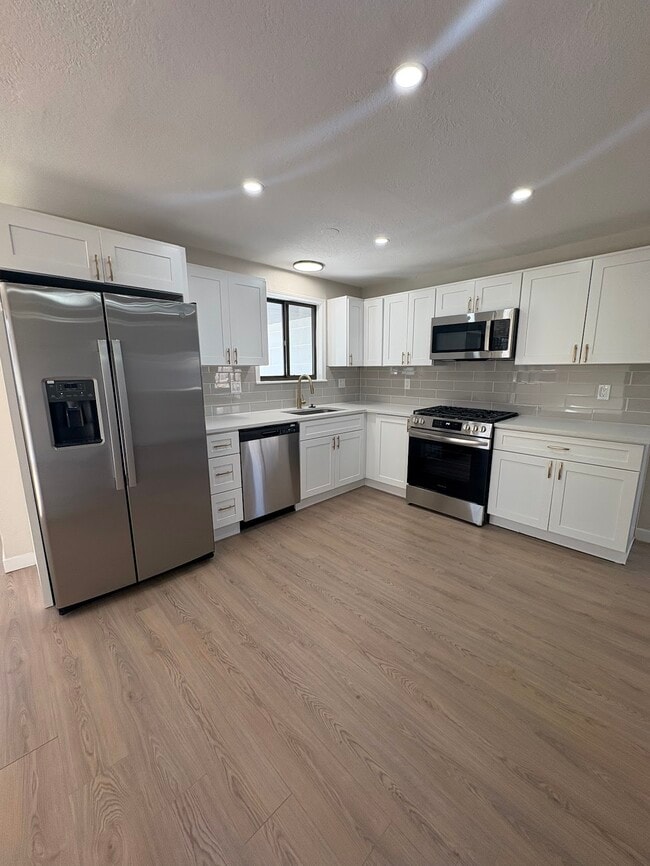 Building Photo - 509 E 41st St