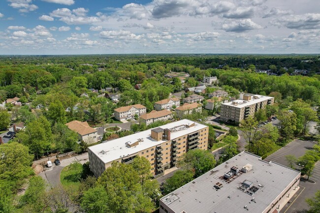 Building Photo - Hampshire House Apartments