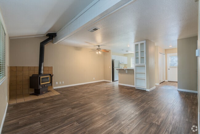 2 habitaciones, 2 baños - 1190 pies cuadrados - Sala de estar - Auburn Townhomes