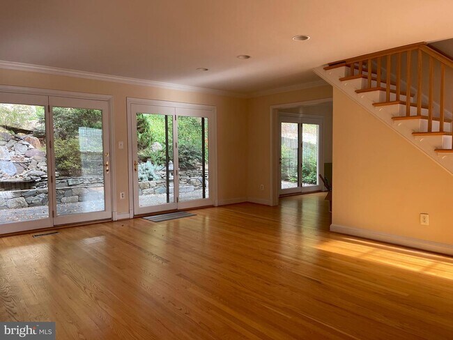 Foto del edificio - 5321 MacArthur Blvd NW