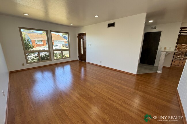 Foto del edificio - Large 4 Bedroom, 2 Bathroom Home with 2 Car Garage