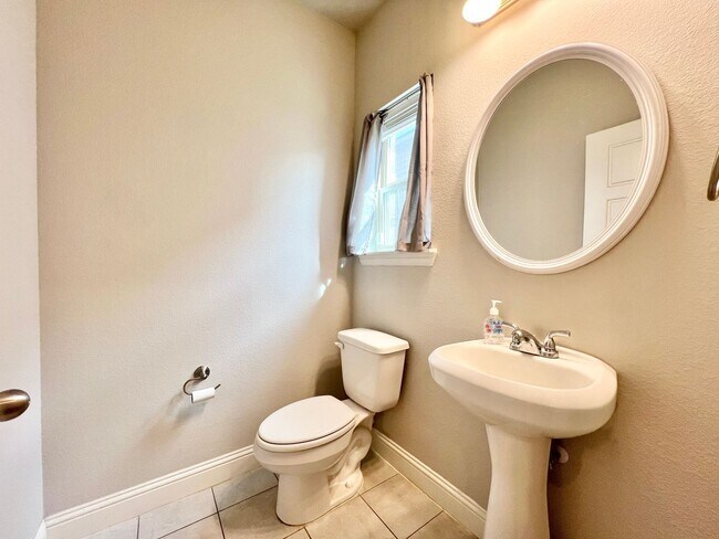 Foto del edificio - Modern Country Living Near I-35 – Stunning Duplex with Granite, Private Yard & Appliances Included!