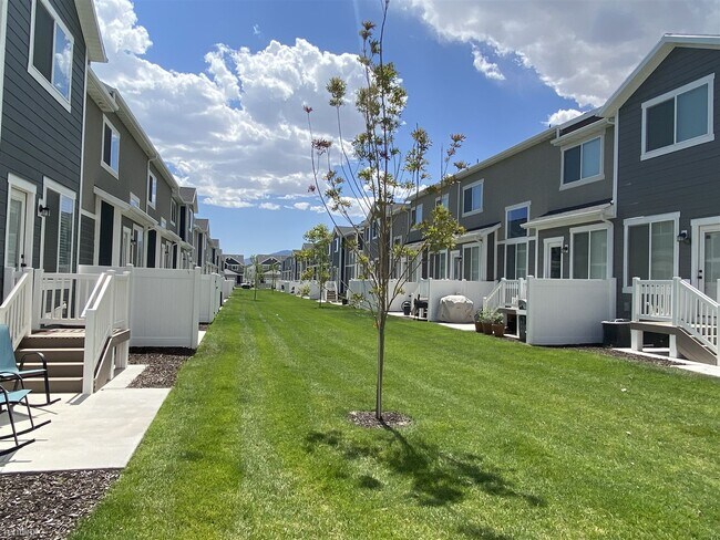 Building Photo - 4 br, 2.5 bath Townhome - 1726 North 3830 ...