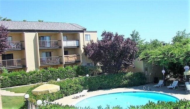 Building Photo - Condo with a balcony