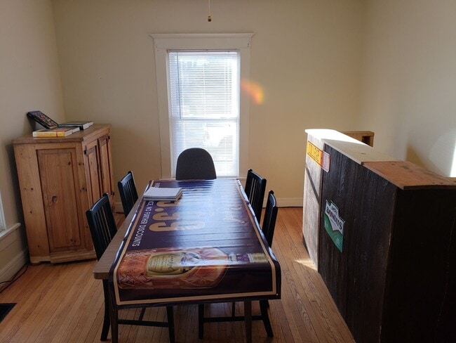 Building Photo - Huge House!! 2 Kitchens + 2 Sets of Washer...