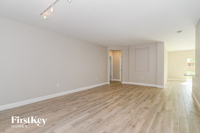 Building Photo - 1215 SW 11th Pl