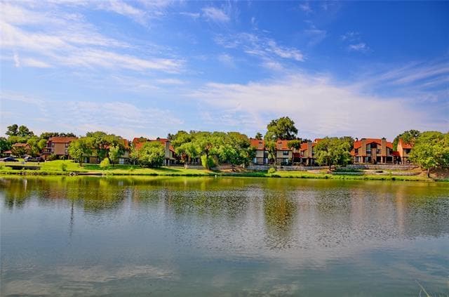 Foto del edificio - 2610 Lakehill Ln