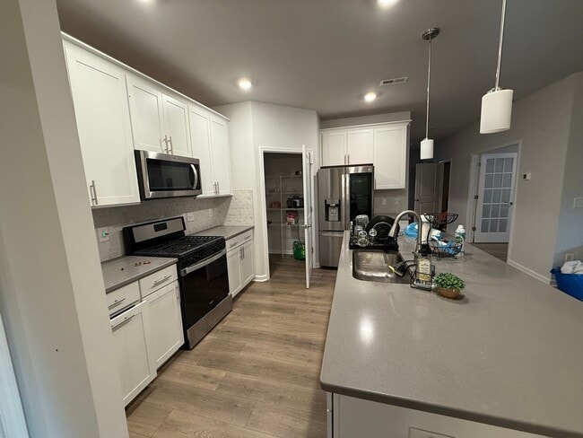 Foto del edificio - 6470 Grogan Hill Rd