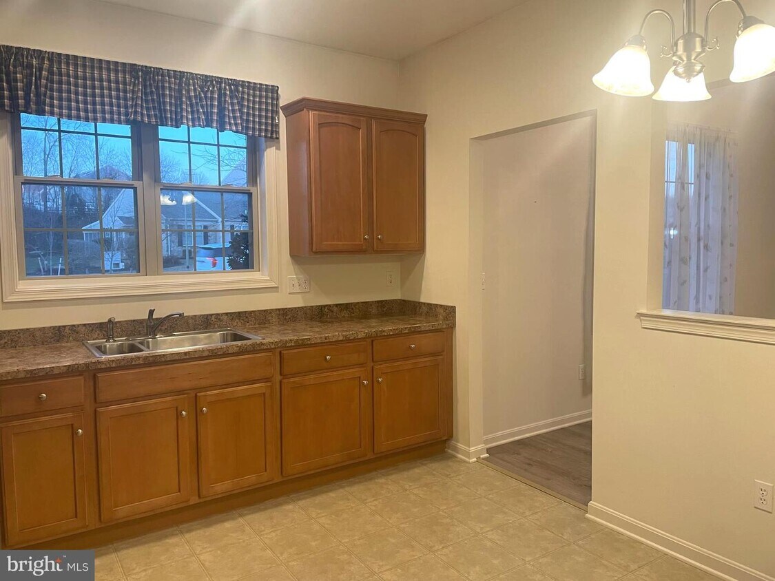 2066 Deer Run Dr, Hummelstown, PA 17036 Townhome Rentals in