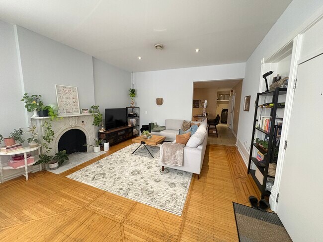 Photo du bâtiment - Stuning 2 Bedroom Main Floor in 8 Plex