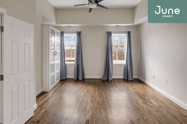 Foto del edificio - ROOM ONLY in 3-bed/2.5-bath Home