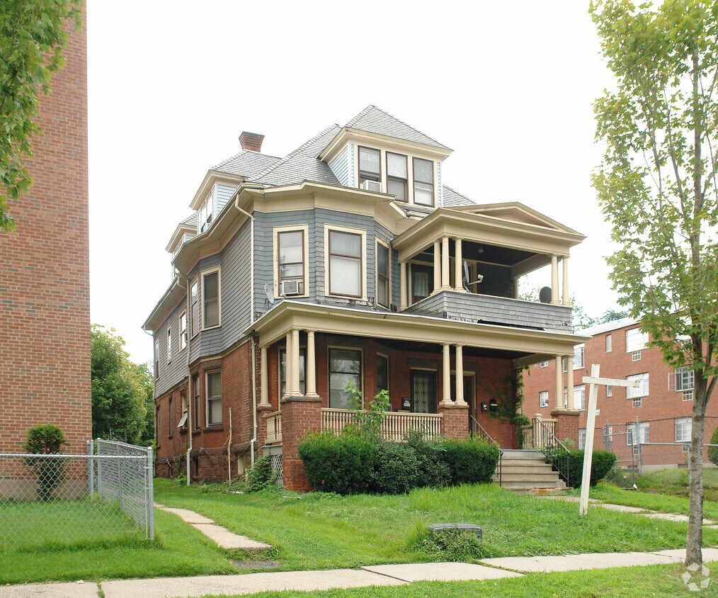 Building Photo - 216 Laurel St