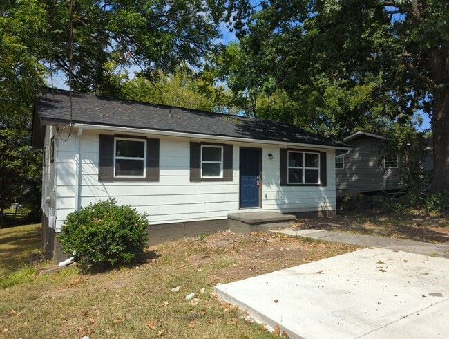 Building Photo - Coming Soon! Cute Renovated House