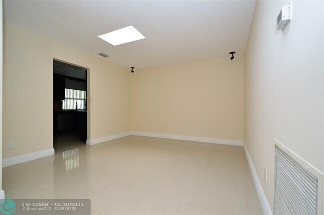 Foto del edificio - 8592 NW 7th St