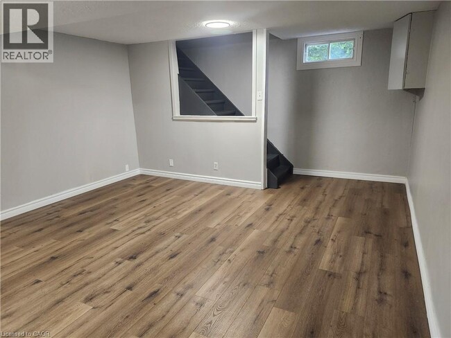 Building Photo - 197B CEDARVALE Crescent Unit# Lower