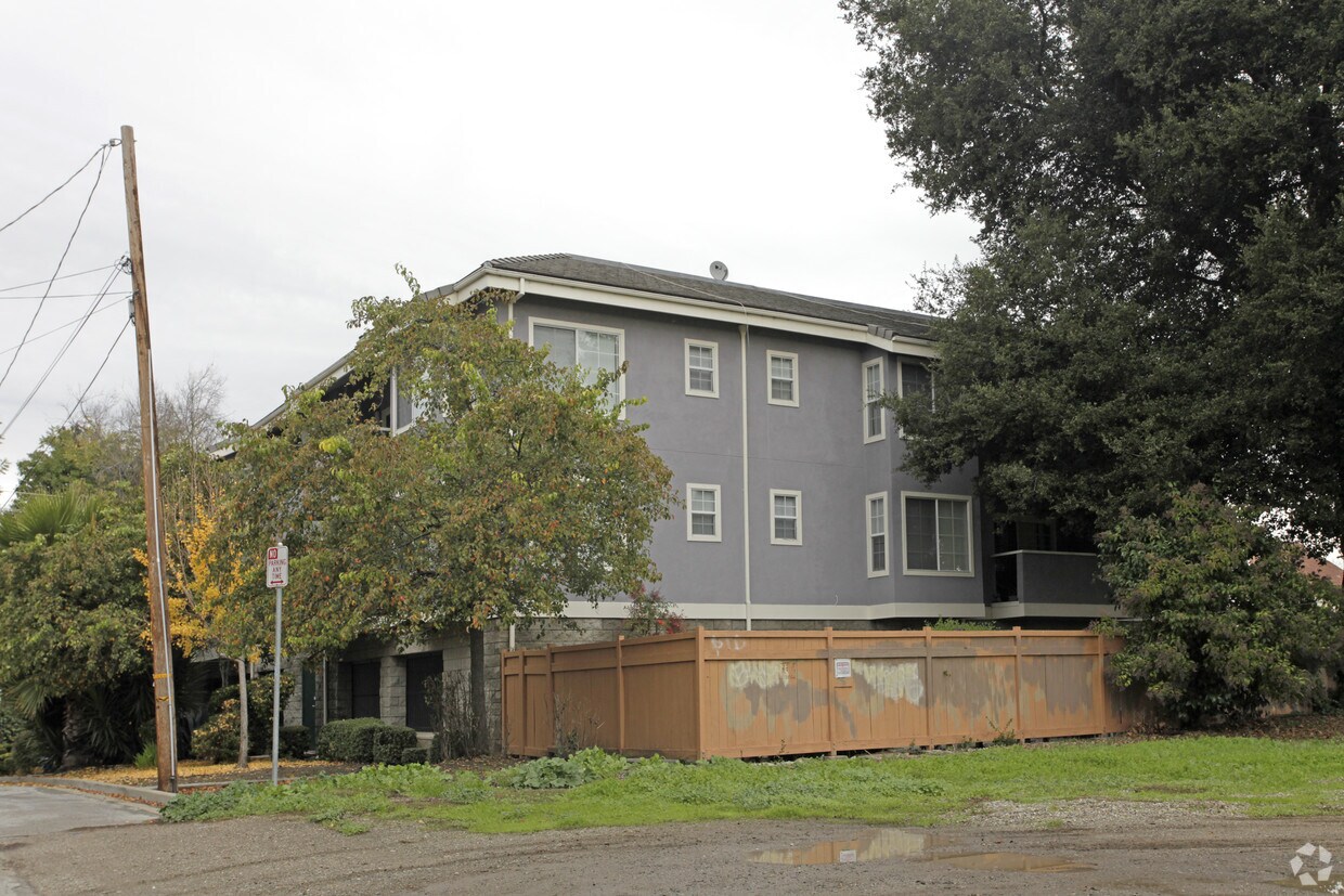 Building Photo - 1317 Russell Way