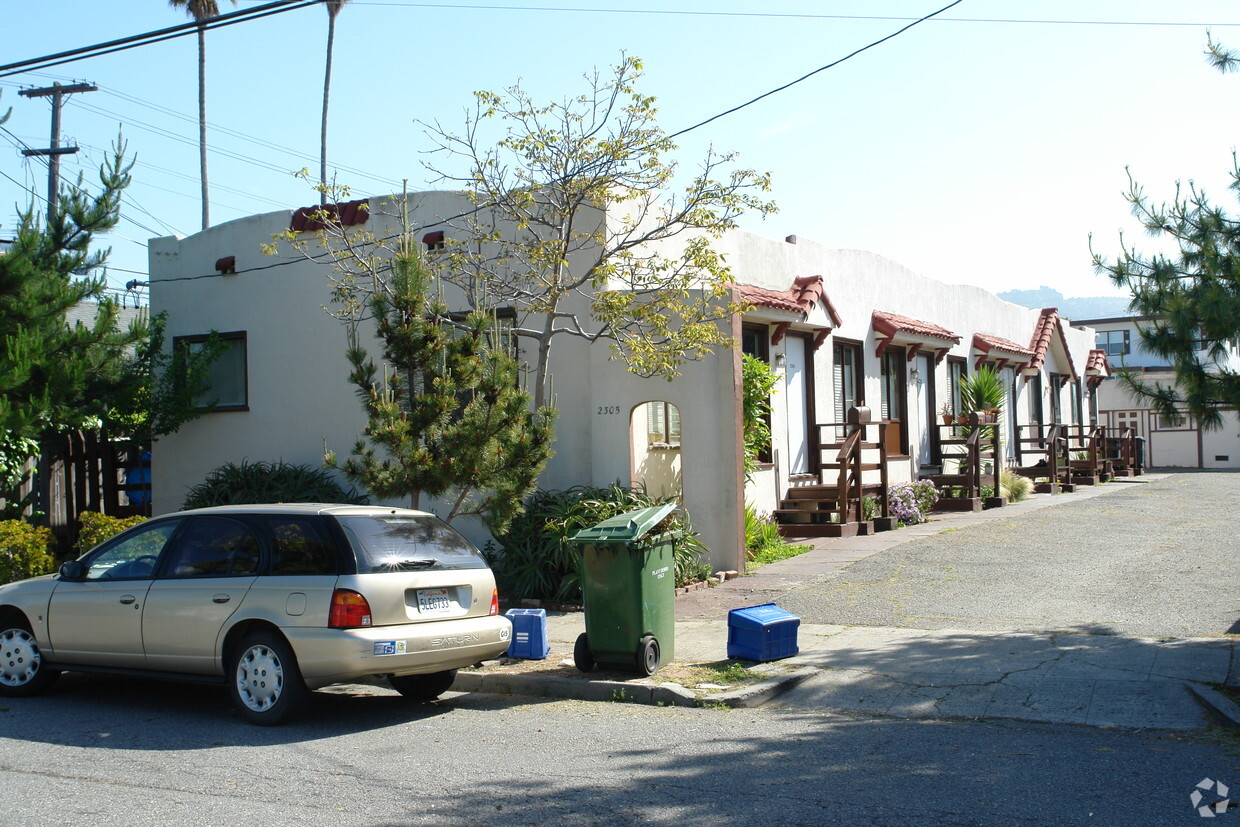 Primary Photo - 2305 Acton St