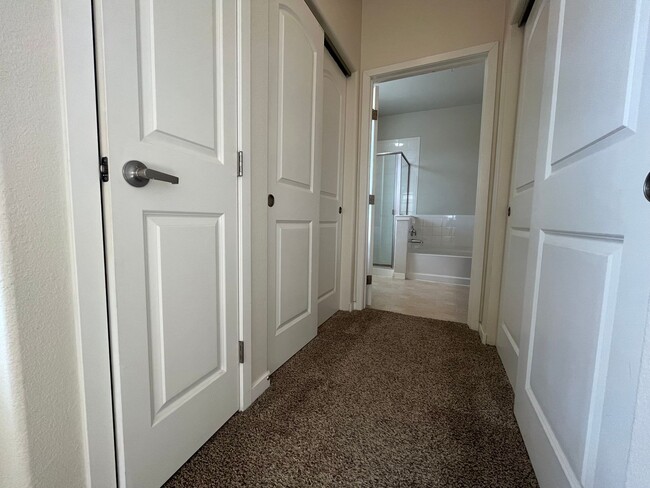 Foto del edificio - Modern Luxury: 2-Bed Condo with Amenities ...