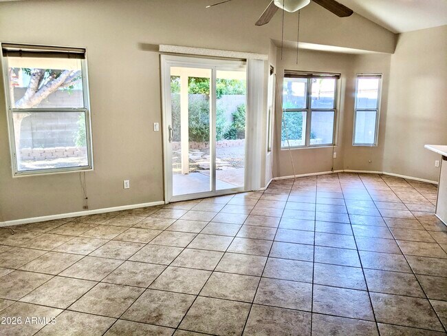 Foto del edificio - 3030 W Rose Garden Ln