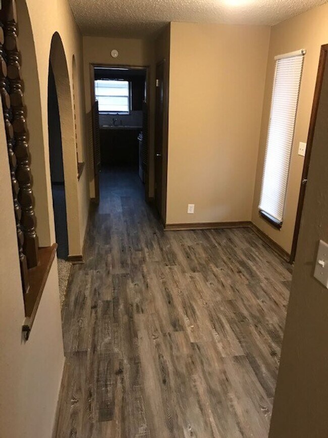 Building Photo - 3 bedroom 2 bath home